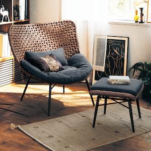 ラタンデザインのクッション&オットマン付きパーソナルチェアの商品写真