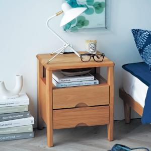 アルダー材の引出し&コンセント付きベッドサイドテーブル <高さ50.5cm>の商品写真