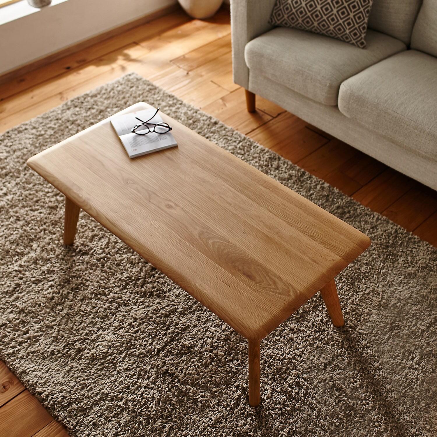 オークの無垢材を贅沢に使用したリビングテーブルの商品写真