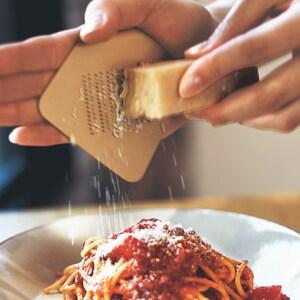 燕三条で作る手にフィットするひとひらの大根おろし金[日本製]の商品写真