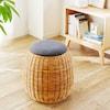 収納ボックスにもなるラタンのスツールの商品写真