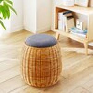収納ボックスにもなるラタンのスツールの商品写真