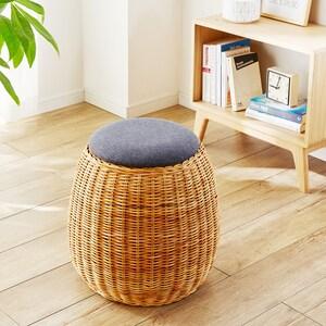 収納ボックスにもなるラタンのスツールの商品写真