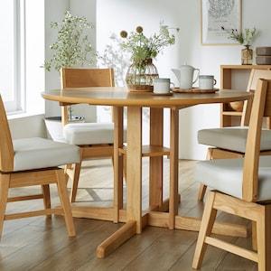 天然木の出入りがしやすい円形ダイニングテーブルの商品写真