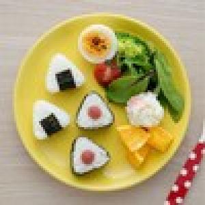 一口サイズの「さんかくこにぎり」製造型の商品写真