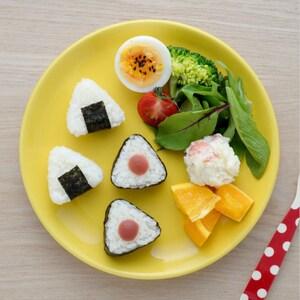 一口サイズの「さんかくこにぎり」製造型の商品写真