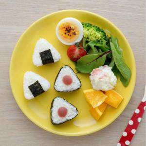 一口サイズの「さんかくこにぎり」製造型の商品写真