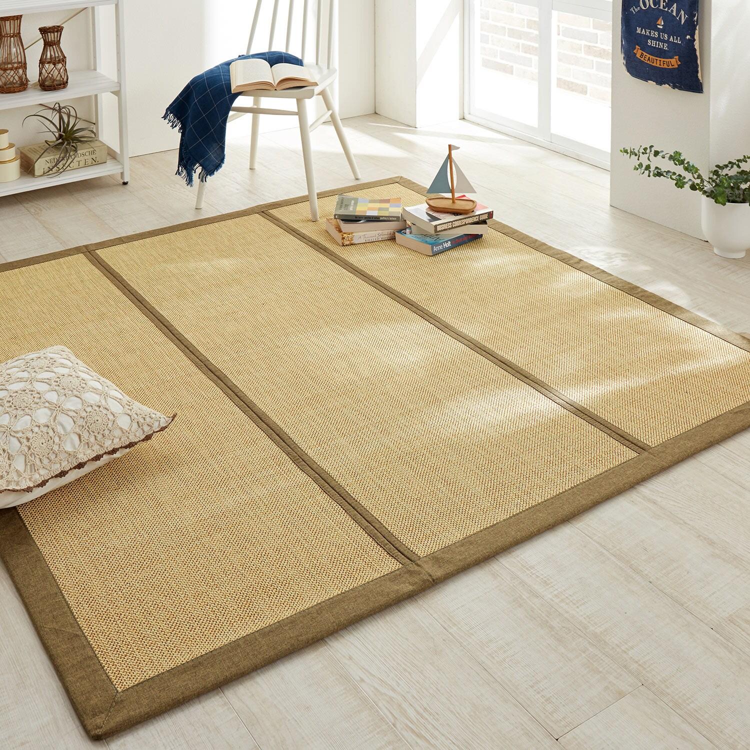 コンパクトに折りたためるウレタン入り竹ラグの商品写真