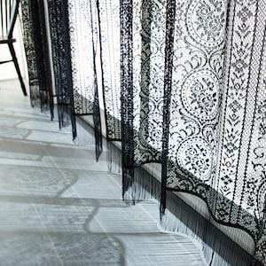 アンティーク柄のフリンジ付きブラックレースカーテン[日本製]の商品写真