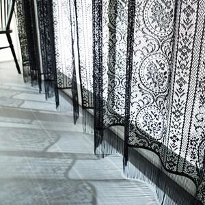 アンティーク柄のフリンジ付きブラックレースカーテン[日本製]の商品写真