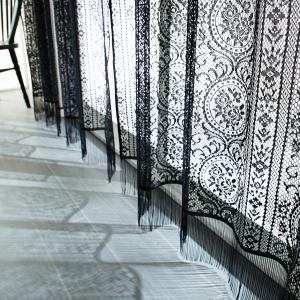 アンティーク柄のフリンジ付きブラックレースカーテン[日本製]の商品写真