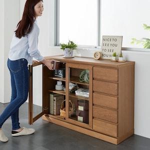 【北海道旭川産】ナラ材を贅沢に使用した開戸のガラス扉キャビネットの商品写真