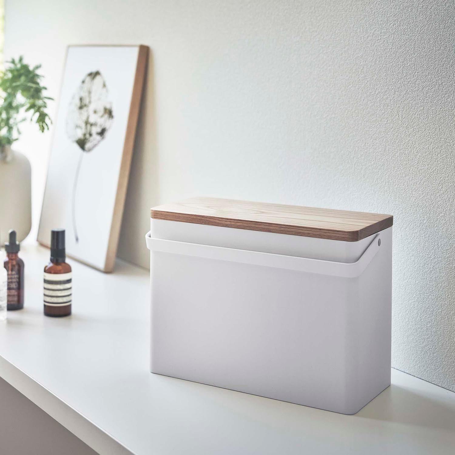 スチール製の救急箱の商品写真