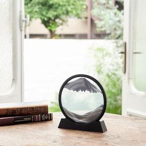 色の異なる砂が不規則の模様を繰り出すサンドピクチャーの商品写真