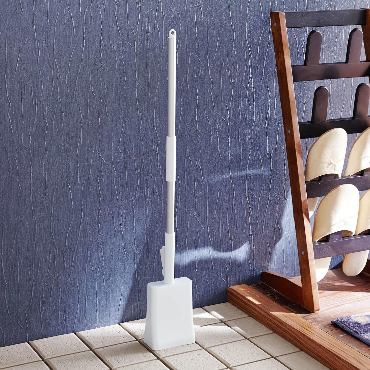 玄関に置いていても目立たない。自立するほうきの商品写真