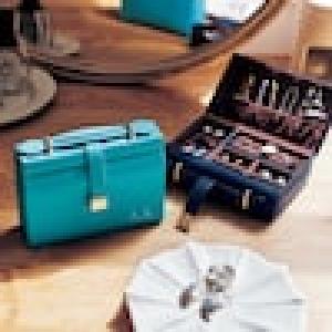 【名入れ】お好みのイニシャルが入れられるバッグ型のジュエリーボックスの商品写真