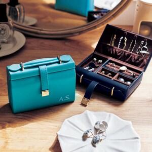 【名入れ】お好みのイニシャルが入れられるバッグ型のジュエリーボックスの商品写真