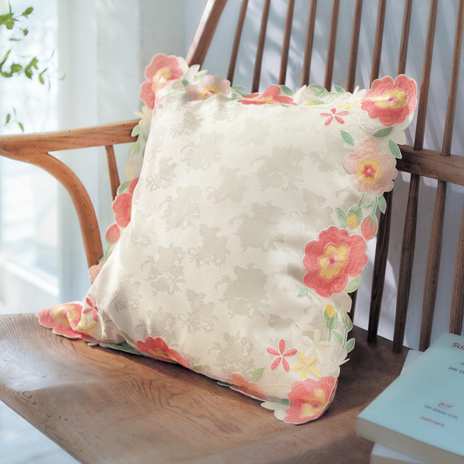 カットワーク刺繍のクッションカバー 【李家幽竹の開運風水】の商品写真