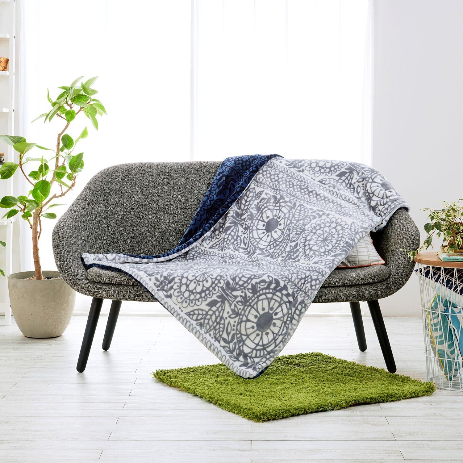 北欧デザインの中わた入りリバーシブル毛布の商品写真