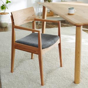 木目と線形が美しいオーク材のダイニングアームチェアの商品写真