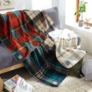 チェック柄のフリースブランケットの商品写真