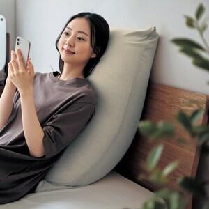 背もたれや抱き枕になるビーズ枕(カバー付き)の商品写真