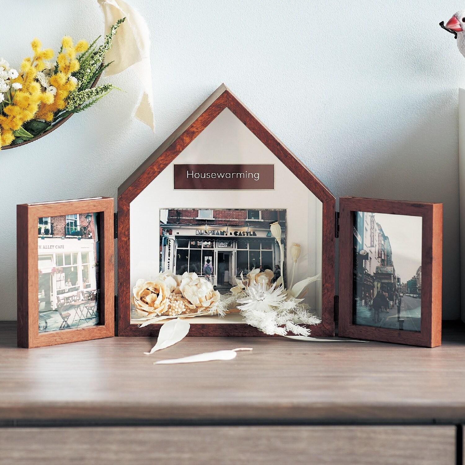 小物も一緒に飾れるハウスフォトフレームの商品写真
