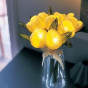 ギフトボックスに入ったチューリップのフラワーブーケLEDライトの商品写真