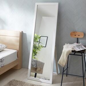 お部屋になじみやすい木目調スタンドミラーの商品写真