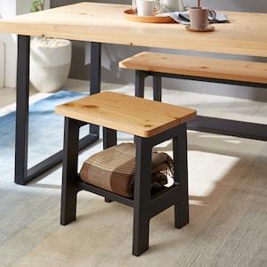 国産ひのきを使用した明るい風合いのダイニングスツールの商品写真