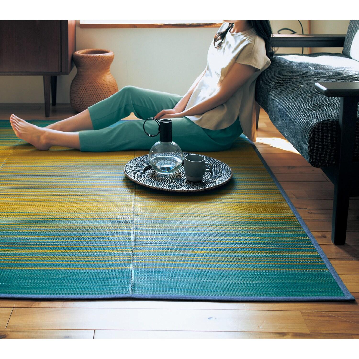 コンパクトに収納できるい草ラグの商品写真