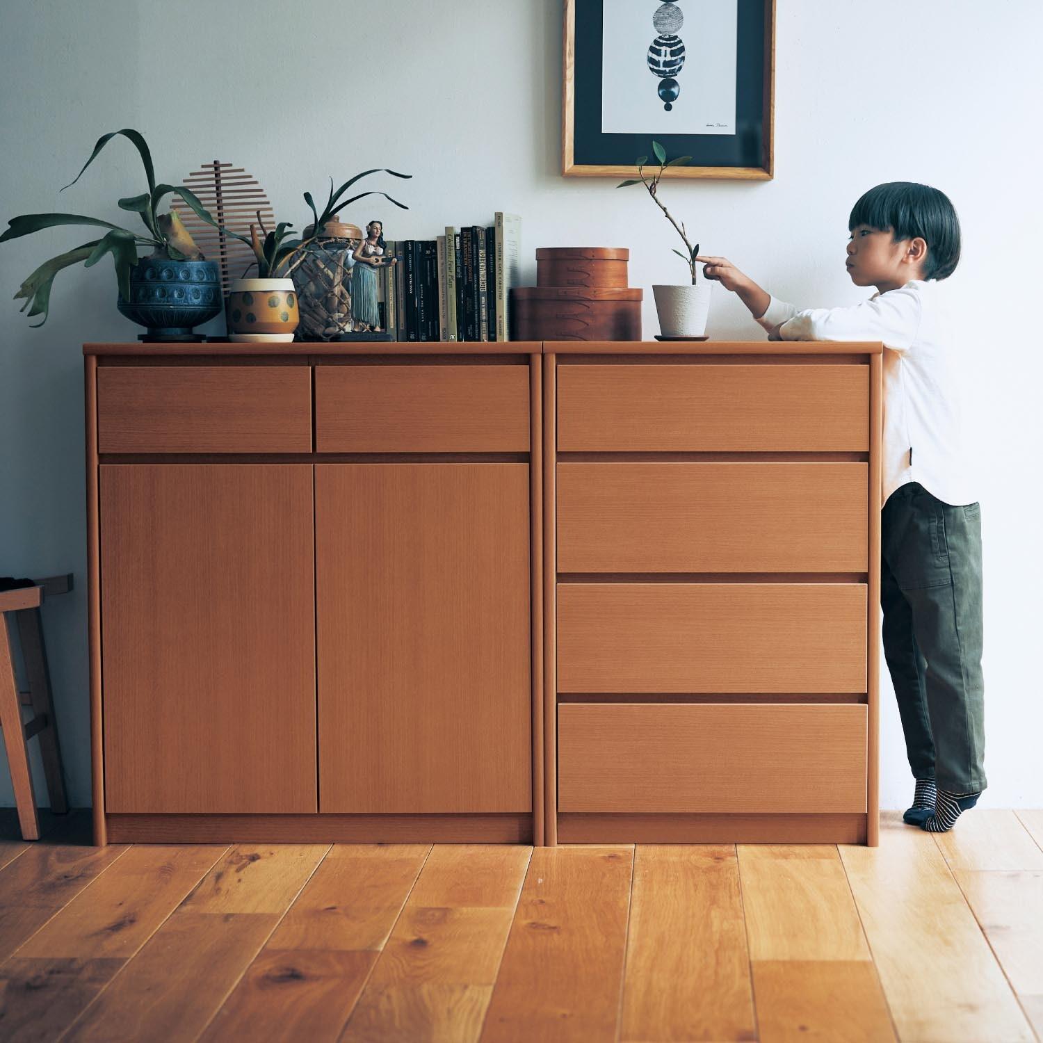 角にまるみをつけたリビングキャビネットの商品写真