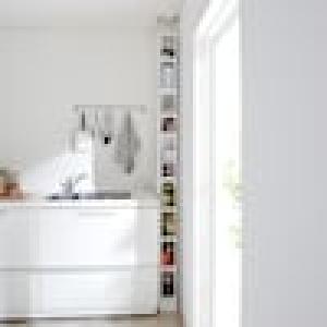 【幅1cmピッチオーダー】10色展開!頑丈棚板の薄型突っ張りオープンラック・本棚(幅15~44cm)<隙間タイプ>の商品写真