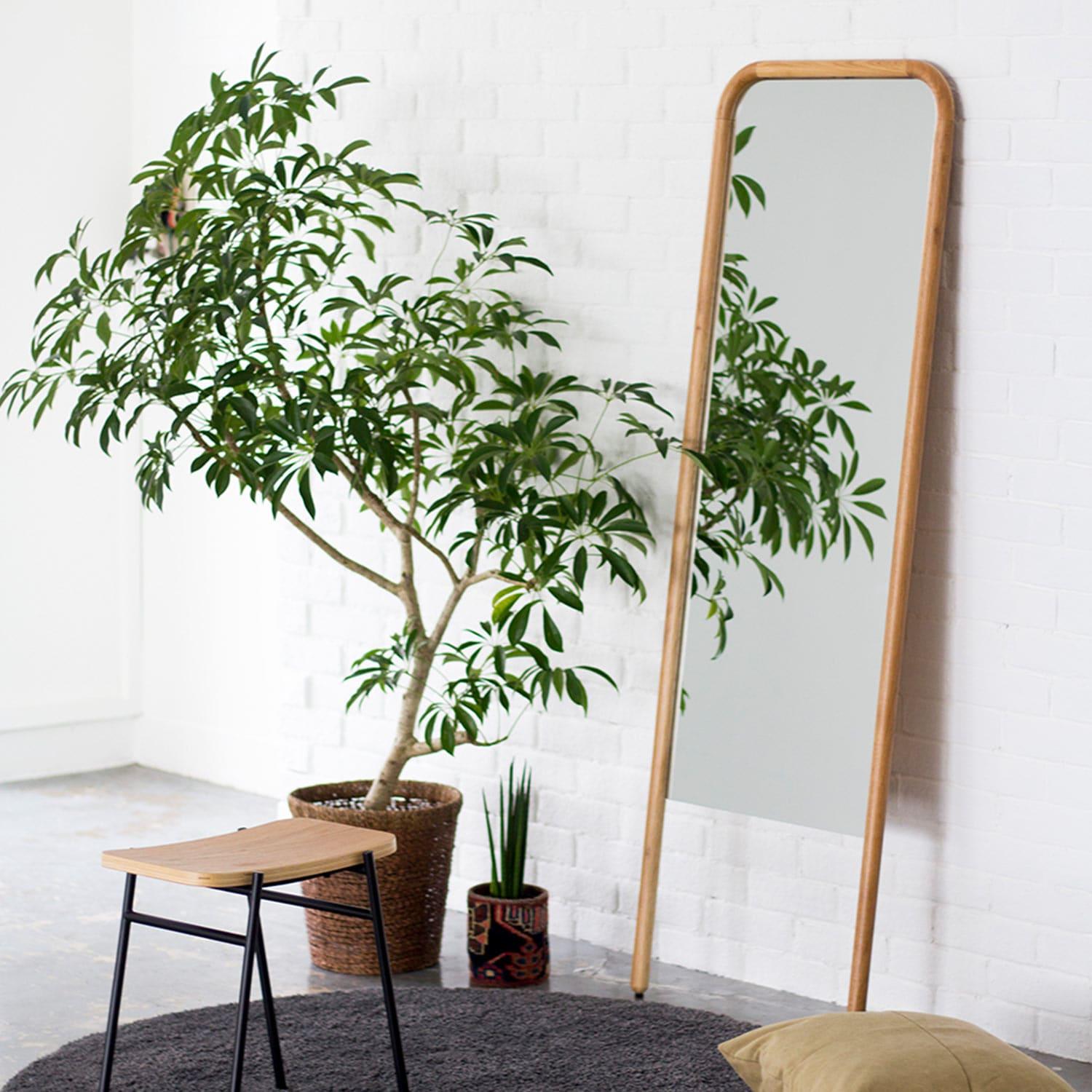 オーク材の立てかけミラーの商品写真