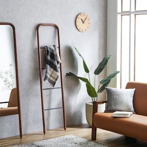 ウォルナット材の立てかけラダーハンガーの商品写真