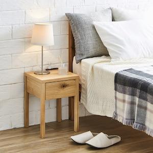 オーク材のコンセント付きベッドサイドテーブルの商品写真