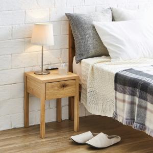 オーク材のコンセント付きベッドサイドテーブルの商品写真