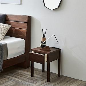 ウォルナット材のコンセント付きベッドサイドテーブルの商品写真