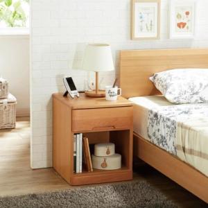 アルダー材のベッドサイドテーブルの商品写真