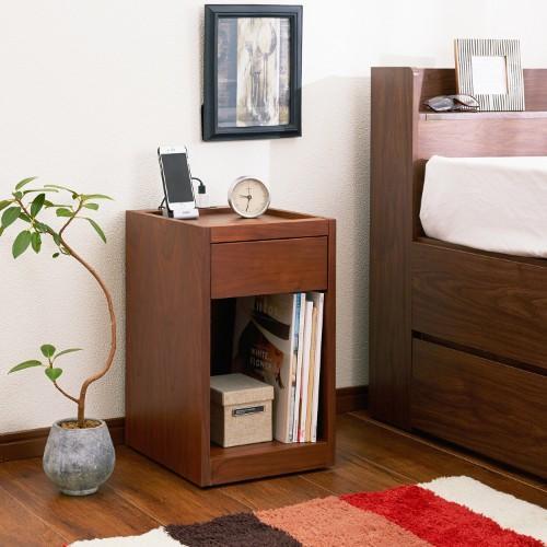 ウォルナット材のベッドサイドテーブルの商品写真