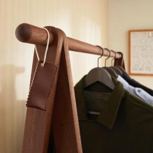 ウォルナット材の折り畳み式ハンガーラック(ドレスラック)<幅75.5cm/幅104.5cm>の商品写真