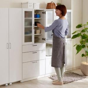 手が届く高さのカップボード