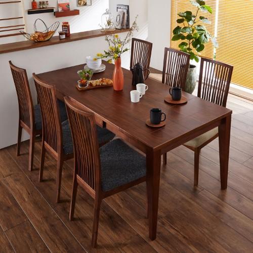 幅4段階に変えられるウォルナット材の伸長式ダイニングテーブルの商品写真