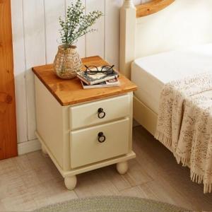 カントリー調パイン材のナイトテーブルの商品写真