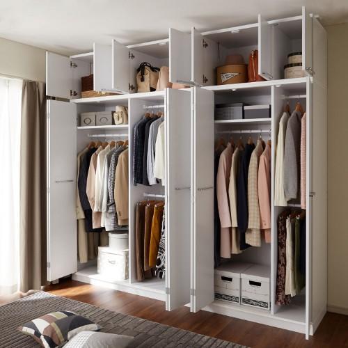 中が見えやすい折れ戸の突っ張りワードローブの商品写真