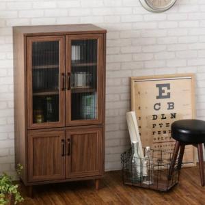 コンパクトサイズの木目調カップボード