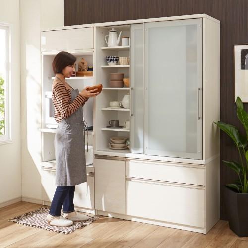 大量の食器がすっきり収納できるスライド扉のカップボードの商品写真