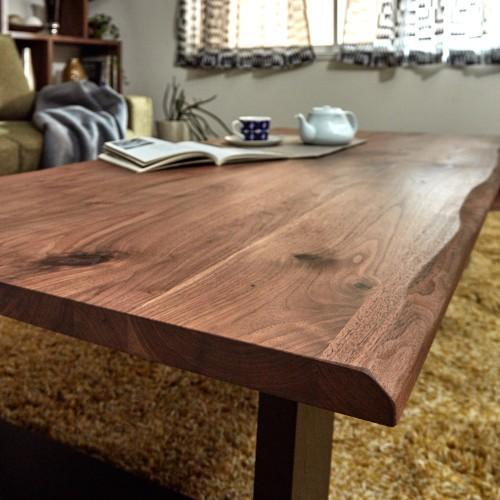 まるで一枚板のようなウォルナット材のリビングテーブルの商品写真