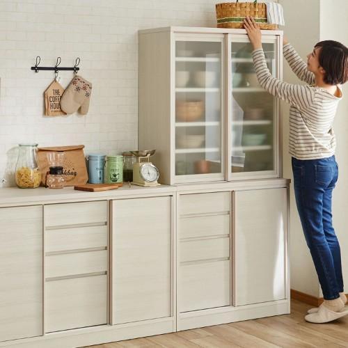 女性でも手の届く引戸の木目調食器棚の商品写真