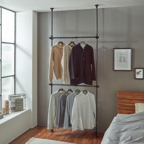 マットブラックの突っ張り式2段ハンガーラックの商品写真